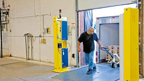 Muž projíždí s paletovým vozíkem přes čtecí bránu FX9600 ve tvaru dvou modro-žlutých sloupů ohraničující vrata do skladu