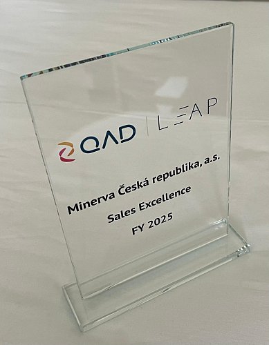 Skleněné ocenění QAD Leap Minerva Česká republika, a.s. Sales Excellence FY 2025